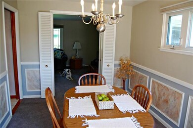 NICE SIZE DINING ROOM FOR  FAMILY GATHERINGS