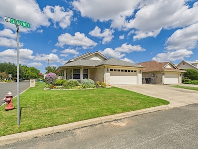 511 Kristofer St, Fredericksburg, TX 78624 - photo 2