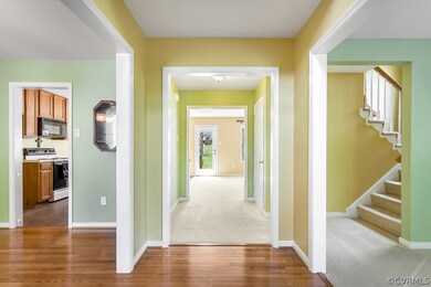  Foyer - Hardwood floors