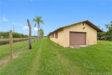 6 CAR DFETACHED GARAGE W BATH