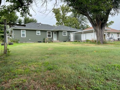 722 N Washington St, Beloit, KS 67420 - photo 2