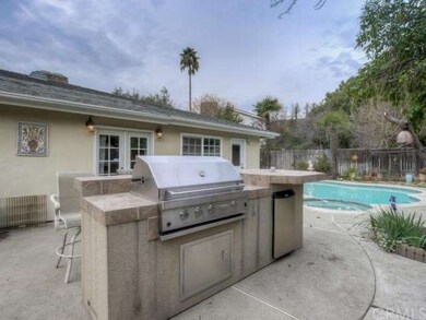 Amazing outdoor kitchen with counter  that can sit