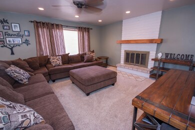 Living Room/Fireplace