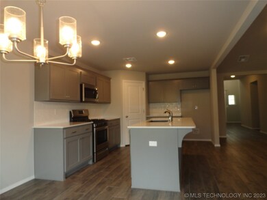 1901 E Tucson Place, Broken Arrow, OK 74011 - photo 4