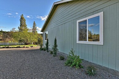 10098 Blackwell Rd, Central Point, OR 97502 - photo 4