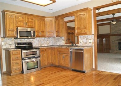 8335 Oakview Cir, Lenexa, KS 66215 - photo 4