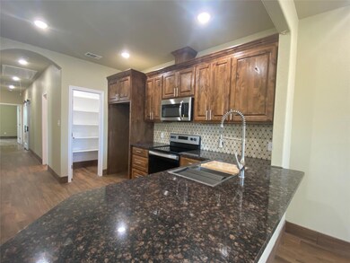 105 Sabine Ave unit A, Cleburne, TX 76031 - photo 3