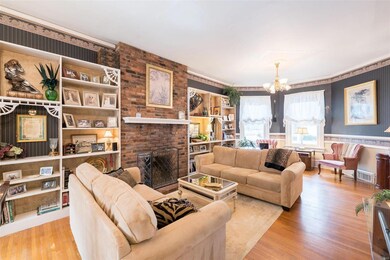 Built in bookshelves.