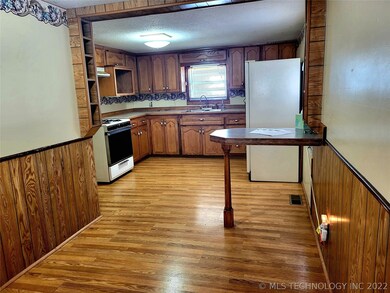 304 E Main St, Chouteau, OK 74337 - photo 4