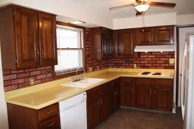 510 E 3rd St, Hugoton, KS 67951 - photo 4