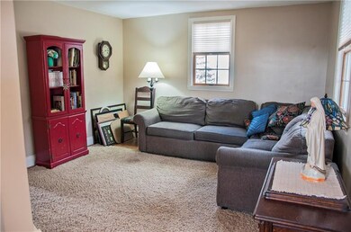 COZY AREA FOR FAMILY GATHERINGS OR READING A GOOD 