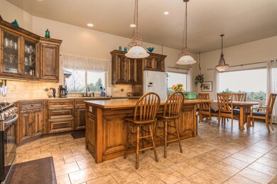 4137 SW Salmon Place, Redmond, OR 97756 - photo 3