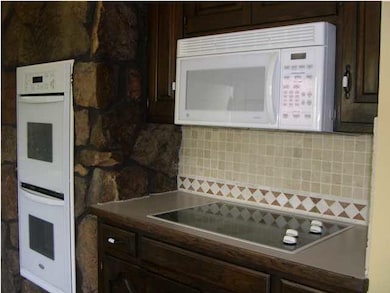 Newer Appliances * Double Ovens for Large Dinners!