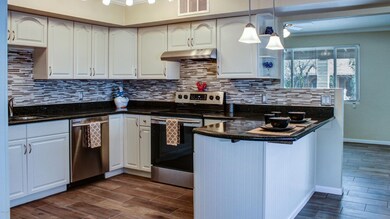 Kitchen - open to lr