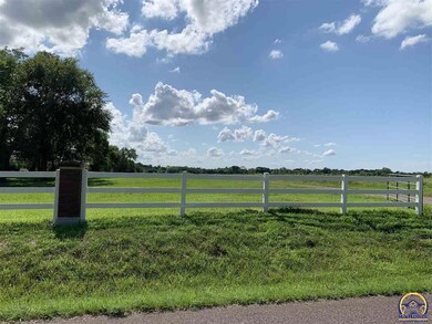 5037 SW Urish Rd, Topeka, KS 66610 - photo 2