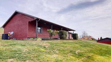 1045 W Chilhowie St, Marion, VA 24354 - photo 6