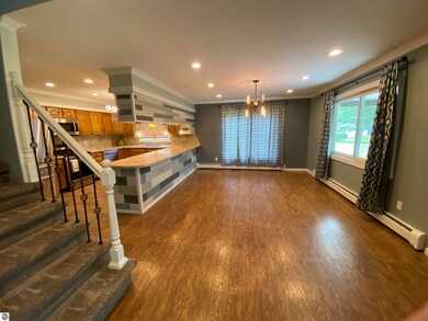Beautiful floors in the dining room, with plenty o
