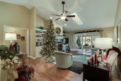 04_152 Oostanali Way_Living01