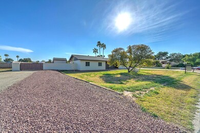 943 E Desert Ln-3