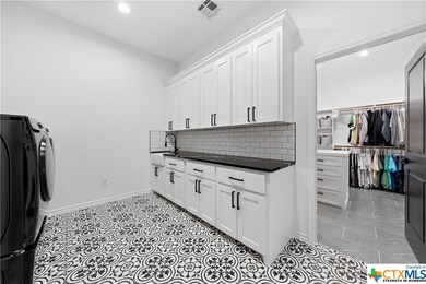 OVER SIZED LAUNDRY ROOM W A PRIVATE ENTRY OFF MAST
