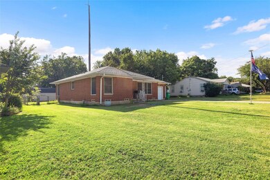 1207 Whaley Dr, Gainesville, TX 76240 - photo 2