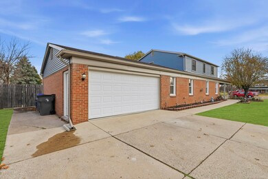 16933 Heather Ln, Clinton Township, MI 48038 - photo 5