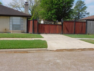 10327 Kirkglen Dr, Houston, TX 77089 - photo 5