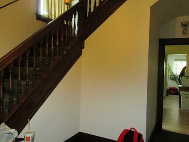 Entry/Foyer.