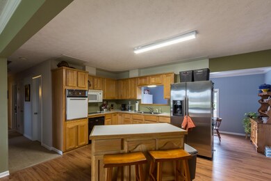 Kitchen/Eating Area
