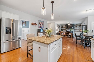 Kitchen with high quality fridge, a kitchen island