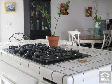 island in kitchen w/5 burner gas stove top range