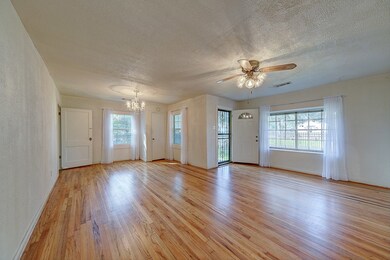 312 Melbourne St, Houston, TX 77022 - photo 5