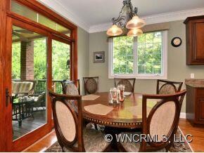 Eat-in kitchen