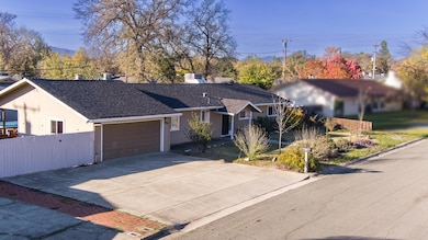 2850 Oakview Dr, Redding, CA 96002 - photo 2