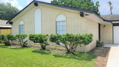 102 Mary Ann Dr, Friendswood, TX 77546 - photo 3