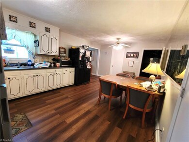Eat-in Kitchen
