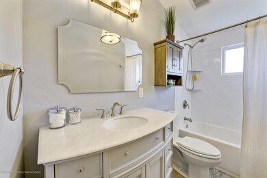 27_25Bathroom_mls