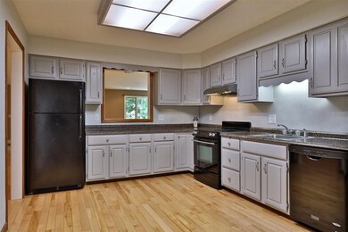 418 Campbell Rd, Center Rutland, VT 05736 - photo 3