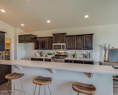 #4 kitchen breakfast bar