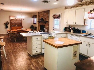 Kitchen / Den (Bkfst)