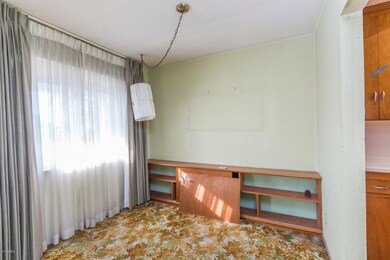 5) DINING AREA