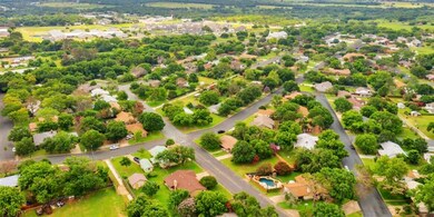 302 Westmoor St, Fredericksburg, TX 78624 - photo 2