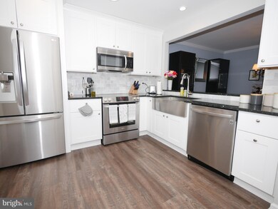 5715 Mayfair Manor Dr, Rockville, MD 20852 - photo 2