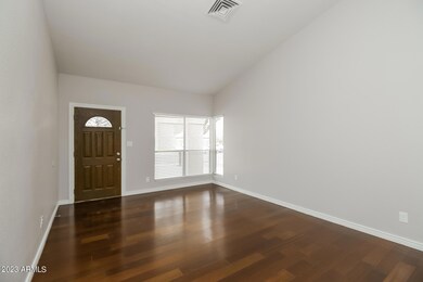 002-photo-living-room-9048991