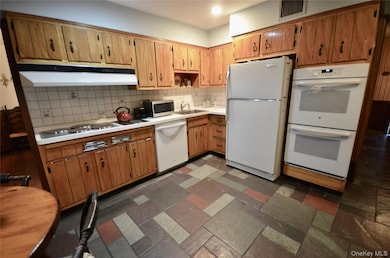 8 Rope Ct, Melville, NY 11747 - photo 3