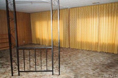 LIVING ROOM DOUBLE LARGE WINDOWS