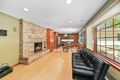 Family Room w Gas Fireplace