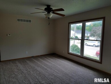 5515 Hillandale Rd, Davenport, IA 52806 - photo 4