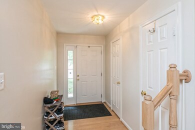 2486 Clover Field Cir, Herndon, VA 20171 - photo 2