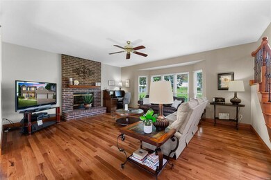 Tall 9' ceilings and rich hardwood floors in the g